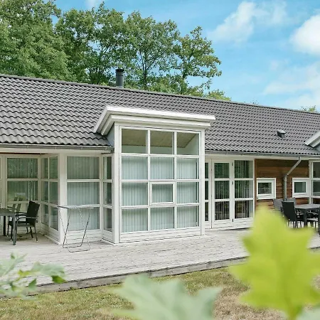 Four-bedroom In 5 Holiday home